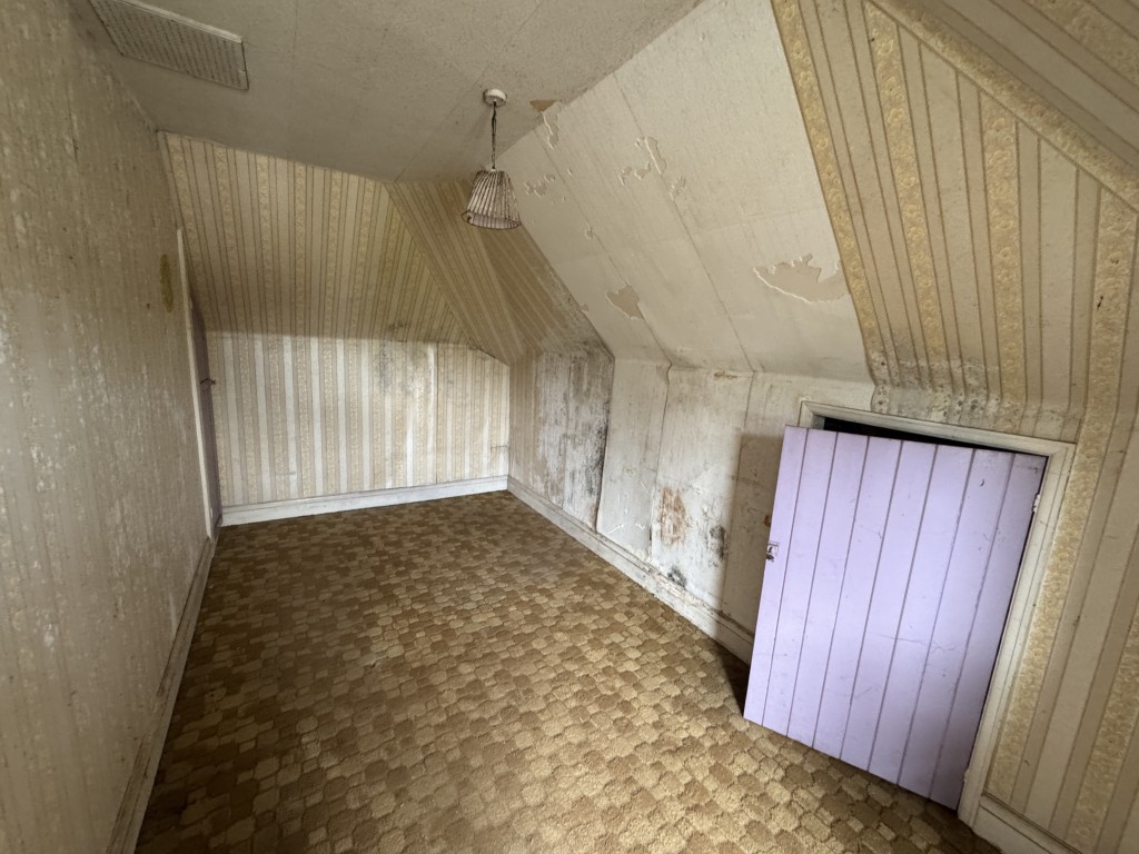 Lot: 141 - DETACHED BUNGALOW FOR IMPROVEMENT AND REPAIR - First floor bedroom two